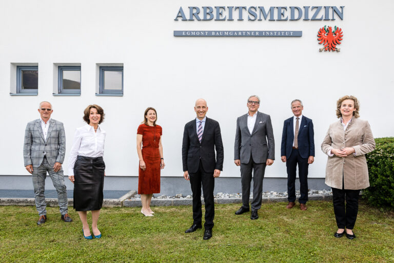 V.l.n.r.: DI Max Kloger, Geschäftsführer Tiroler Rohre GmbH (TRM); Mag. Imma Baumgartner, Präsidentin AMZ Hall in Tirol, Egmont Baumgartner Institut; Mag.a Annette Leja, Landesrätin für Gesundheit, Pflege und Wissenschaft, Tiroler Landesregierung; Univ.-Prof. Dr. Martin Kocher, Bundesminister für Arbeit; DDr. Karl Hochgatterer, Präsident Österreichische Gesellschaft für Arbeitsmedizin sowie Akademie für Arbeitsmedizin und Prävention; Dr. Eva Maria Posch, Bürgermeisterin von Hall in Tirol