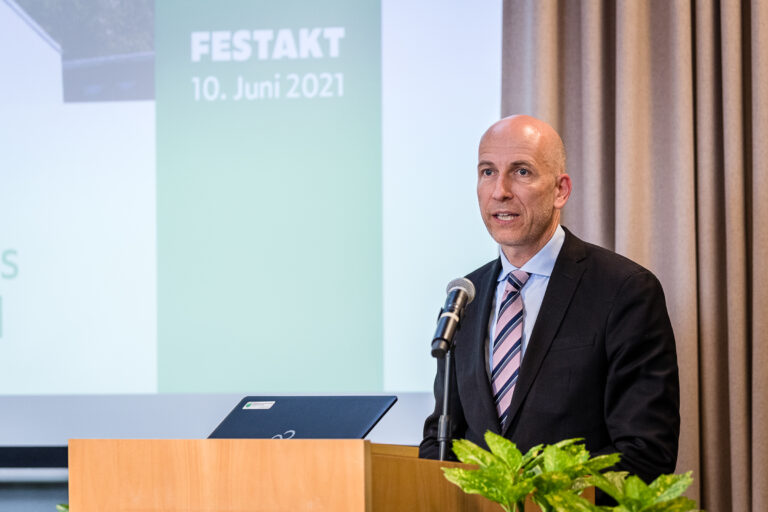 Univ.-Prof. Dr. Martin Kocher, Bundesminister für Arbeit, hebt die Kompetenz des AMZ Hall im Arbeitsschutz hervor und unterstreicht dessen Bedeutung als wichtiger Partner für Wirtschaft und Beschäftigte.