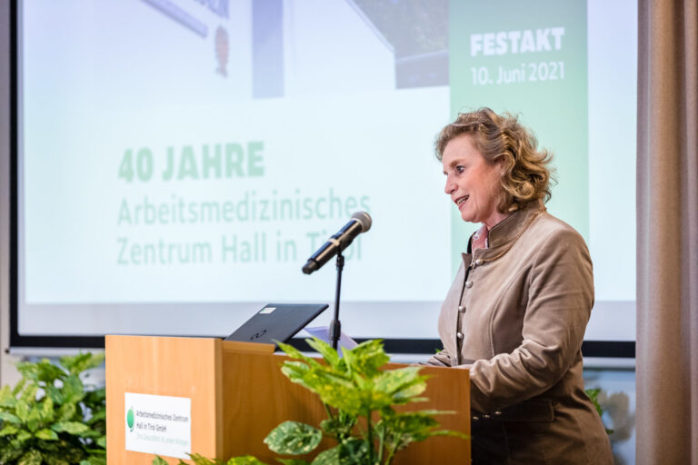 Dr. Eva Maria Posch, die Bürgermeisterin von Hall in Tirol, stellte den Gesundheitssektor in eine Reihe mit Salzhandel und Münzprägung, in Bezug auf die Geschichte der Stadt.